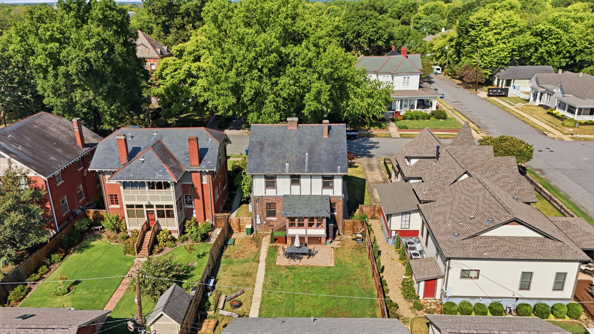 Aerial view of the property and Quapaw Quarter, view 10
